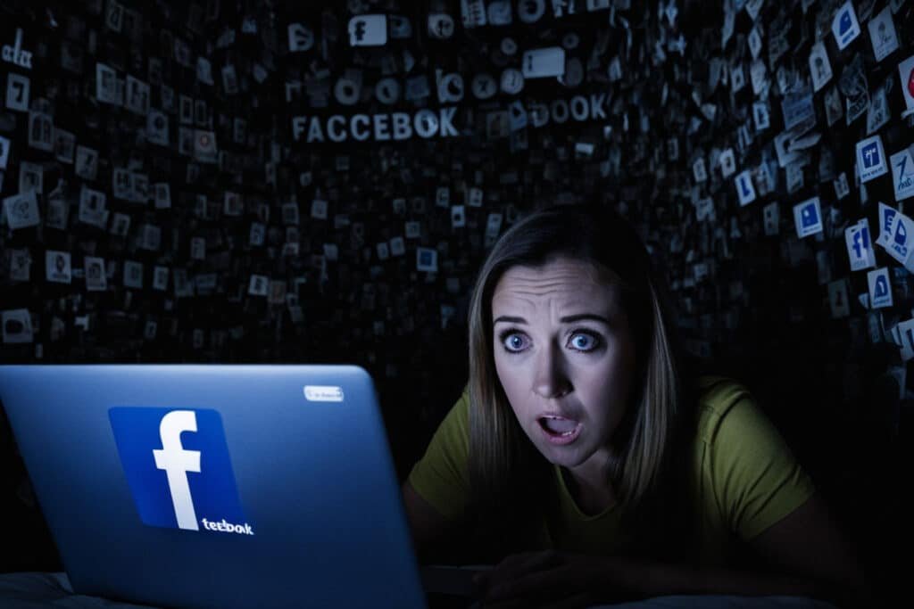 mujer en redes sociales